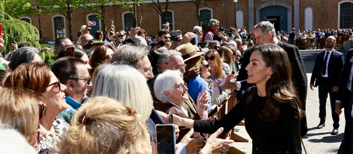 Los Reyes saludan al público que les esperaba el pasado miércoles en Alcalá