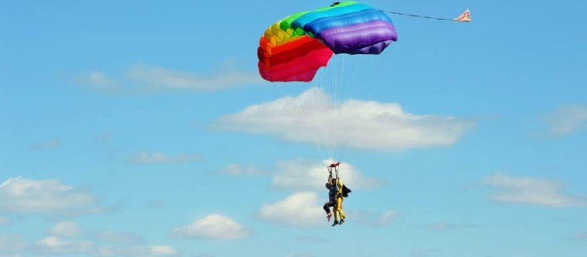 Imagen de archivo de una persona haciendo parapente en Alicante