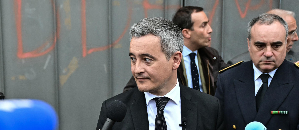 El ministro de Justicia francés, Gerald Darmanin, aparece frente a las letras "DDFM" pintadas con aerosol a su llegada a la prensa tras su visita a la prisión de Toulon-La Farlede, cerca de Toulon, en el sur de Francia