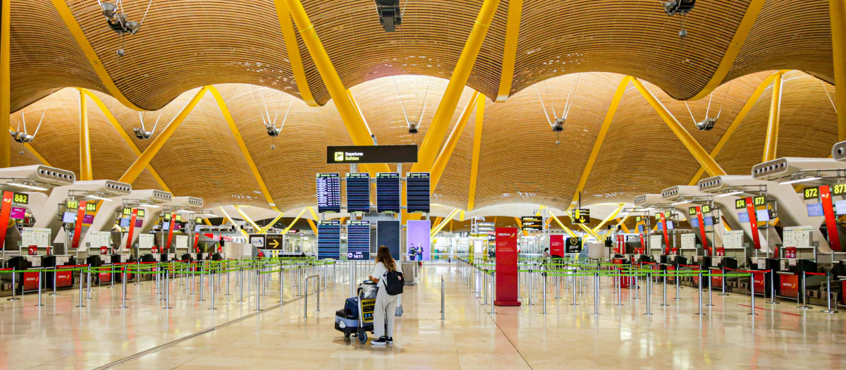 Una turista observa los paneles de la Terminal 4 del Aeropuerto Adolfo Suárez-Madrid Barajas