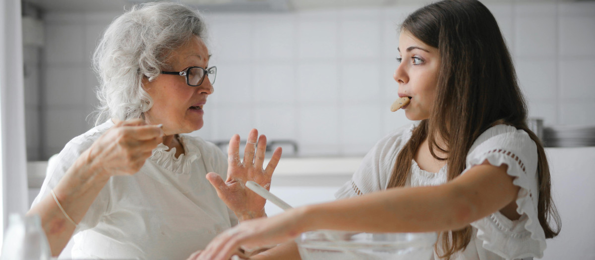Hay razones psicológicas y evolutivas tras la insistencia de las abuelas a repetir