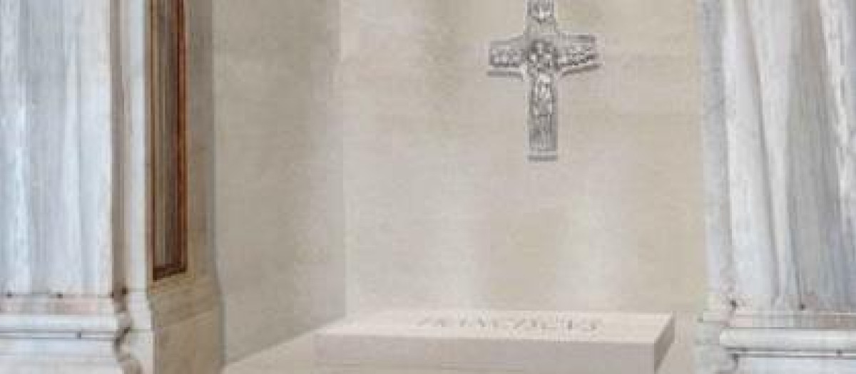 ROMA 24/04/2025.- La tumba del papa Francisco en la basílica romana de Santa María La Mayor será sencilla, en el suelo, y contará con una reproducción de su crucifijo pectoral, reveló este jueves la Santa Sede al divulgar la primera foto del sepulcro. EFE/Vaticano SOLO USO EDITORIAL/SOLO DISPONIBLE PARA ILUSTRAR LA NOTICIA QUE ACOMPAÑA (CRÉDITO OBLIGATORIO)