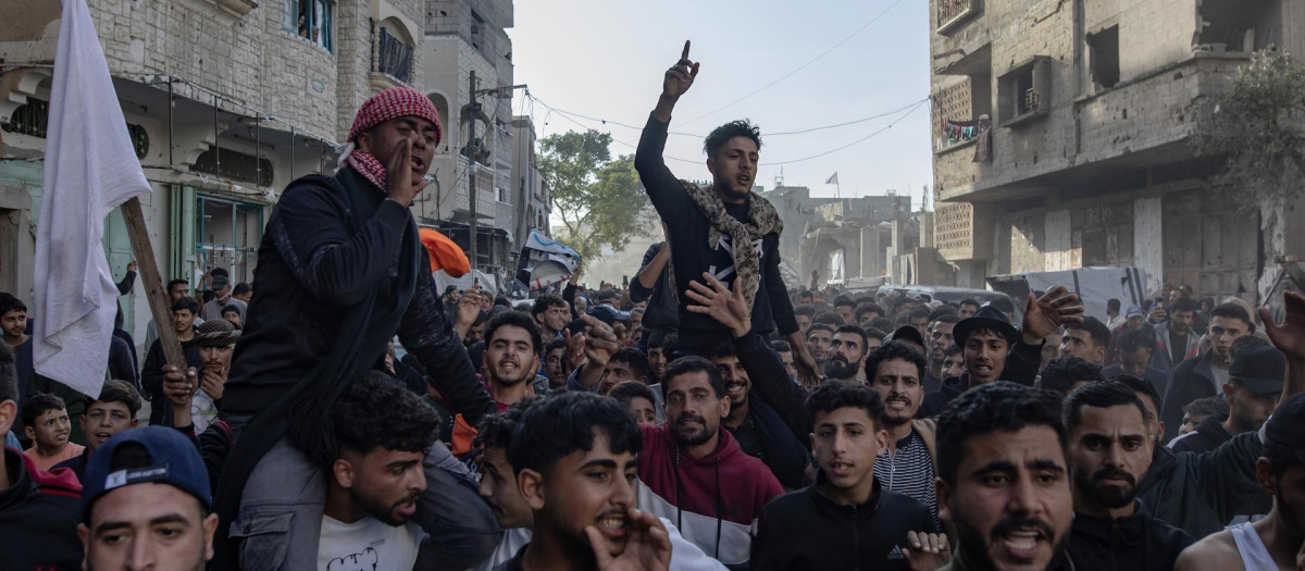 Palestinos participan en una protesta contra Hamás, exigiendo el fin de la guerra con Israel, en Beit Lahia, al norte de la Franja de Gaza