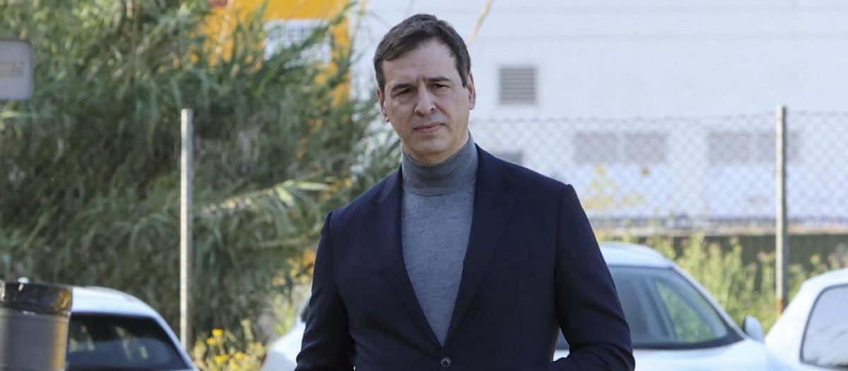 David Sánchez (d), hermano del presidente del Gobierno, Pedro Sánchez, a su llegada a los juzgados