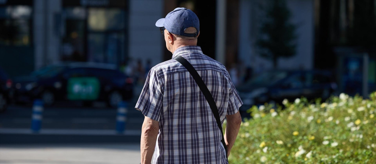 Un pensionista camina por una calle de Madrid.