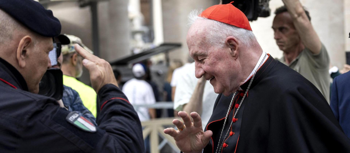 VATICAN CITY (Vatican City State (Holy See)), 23/04/2025.- Canadian Cardinal Marc Ouellet (R) walks outside the Saint Peter's Basilica, where late Pope Francis lies in state, in Vatican City, 23 April 2025. Faithful and well-wishers will be able to pay their respects to Pope Francis, who died on 21 April 2025, aged 88, until his funeral on 26 April in the plaza in front of the basilica. (Papa, Cardenal) EFE/EPA/MASSIMO PERCOSSI
