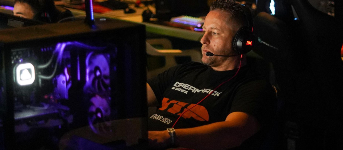 Un hombre frente al ordenador juega a videojuegos durante la inauguración del festival DreamHack Valencia 2023