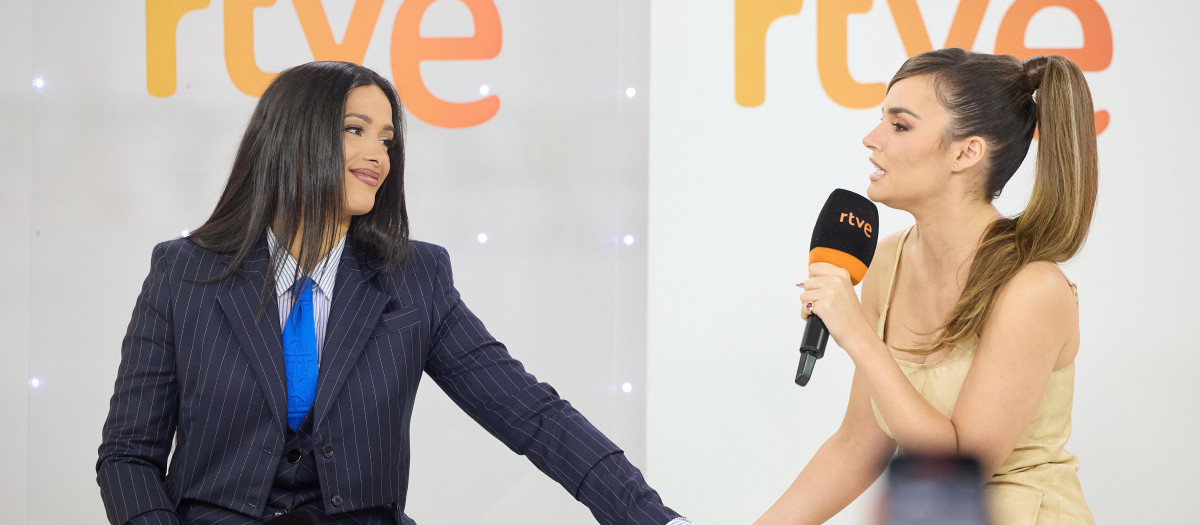 (Foto de ARCHIVO)
Las cantantes Chanel (i) y Melody (d) durante una rueda de prensa, en Torrespaña, a 25 de marzo de 2025, en Madrid (España). RTVE ha anunciado durante la rueda de prensa que la persona encargada de dar los puntos de España en el Festival de Eurovisión 2025 será Chanel. La cantante será la portavoz que se pondrá frente a la cámara para entregar los puntos del jurado español.
Jesús Hellín / Europa Press
25/3/2025