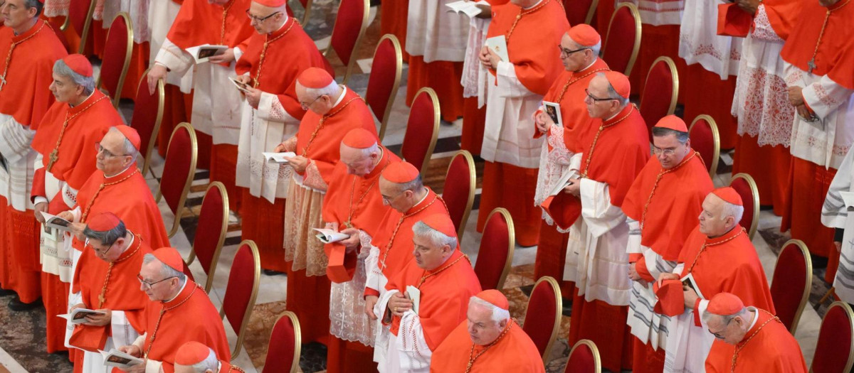 Los cardenales, velando el cuerpo sin vida de Francisco el pasado miércoles