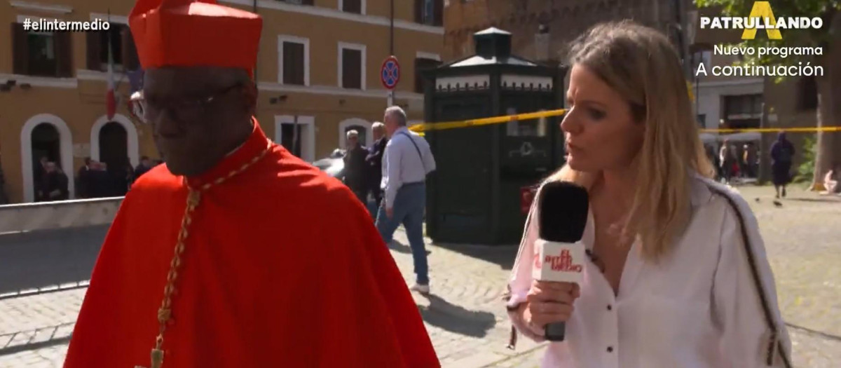 El cardenal Robert Sarah y Andrea Ropero, reportera de El Intermedio