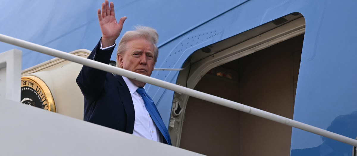El presidente de Estados Unidos, Donald Trump, saluda al abordar el Air Force One en la Base Conjunta Andrews, Maryland