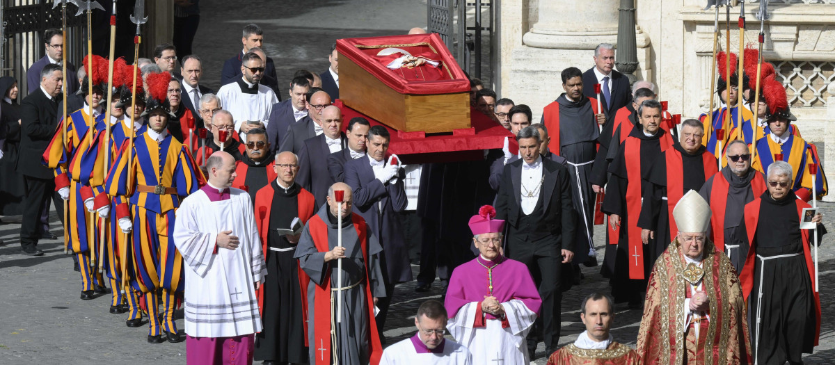 ROMA, 23/04/2025.- El féretro abierto del papa Francisco, llevado en procesión a hombros por los 'sediarios' pontificios y escoltado por la Guardia Suiza, llegó a la basílica de San Pedro y fue colocado ante el Altar de la Confesión antes de que los fieles puedan darle el último adiós. La ceremonia del traslado del féretro del papa Francisco, que falleció este lunes a los 88 años, de la capilla de Santa Marta, comenzó a las 9.00 hora local (7.00 GMT ) desde la que fue su residencia, a la basílica de San Pedro. EFE/ Mario Tomassetti/dicasterio Para La Comunicación Del Vaticano SOLO USO EDITORIAL/SOLO DISPONIBLE PARA ILUSTRAR LA NOTICIA QUE ACOMPAÑA (CRÉDITO OBLIGATORIO)