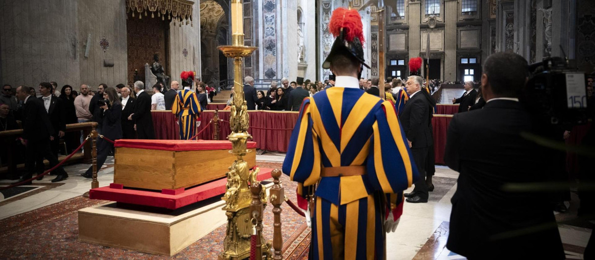 El primer ministro híngaro, Viktor Orban, ante el ataúd del Papa Francisco