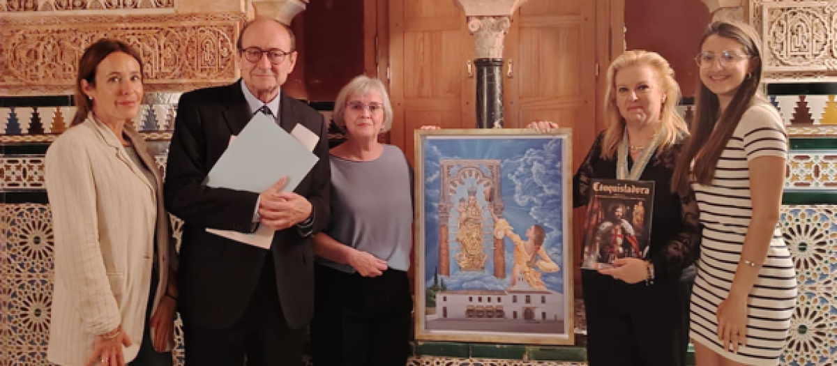 Isabel Carrión, junto al pregonero, la autora y autoridades