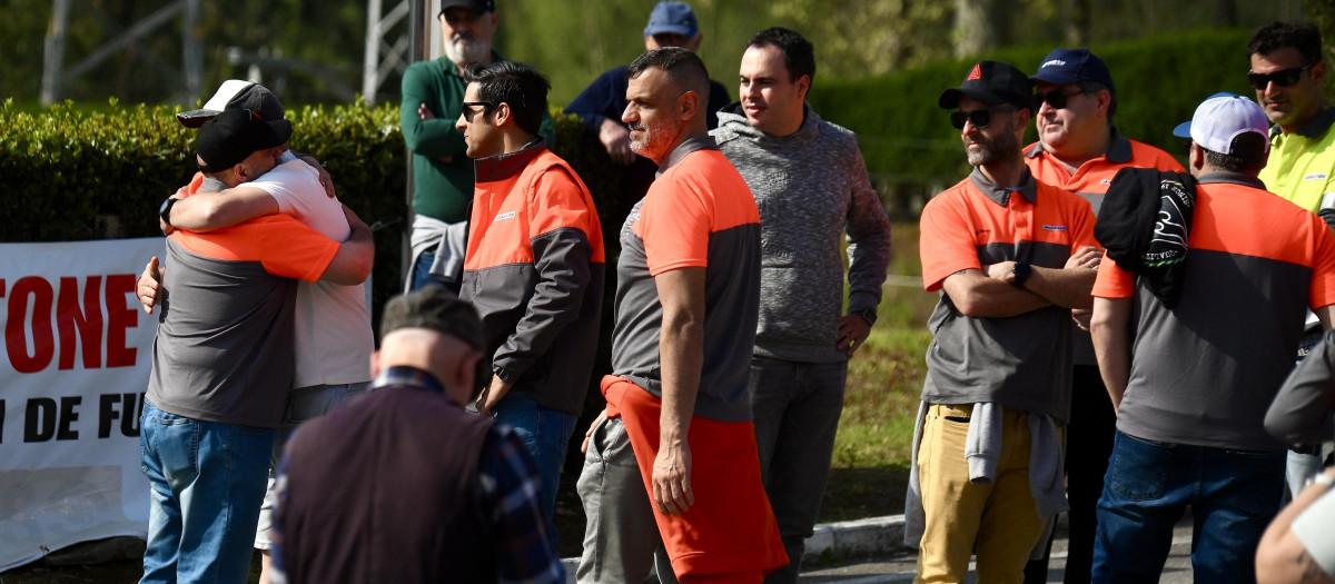 Decenas de personas durante la manifestación de la plantilla de Bridgestone
