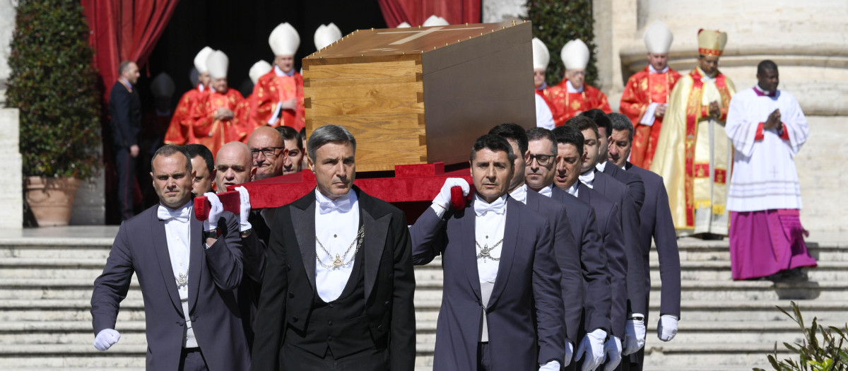 CIUDAD DEL VATICANO, 26/04/2025.- Vista del ataúd del papa Francisco durante su funeral en la Plaza de San Pedro este sábado. EFE/Medios del Vaticano / Simone Risoluti / POOL / SOLO USO EDITORIAL/SOLO DISPONIBLE PARA ILUSTRAR LA NOTICIA QUE ACOMPAÑA (CRÉDITO OBLIGATORIO)