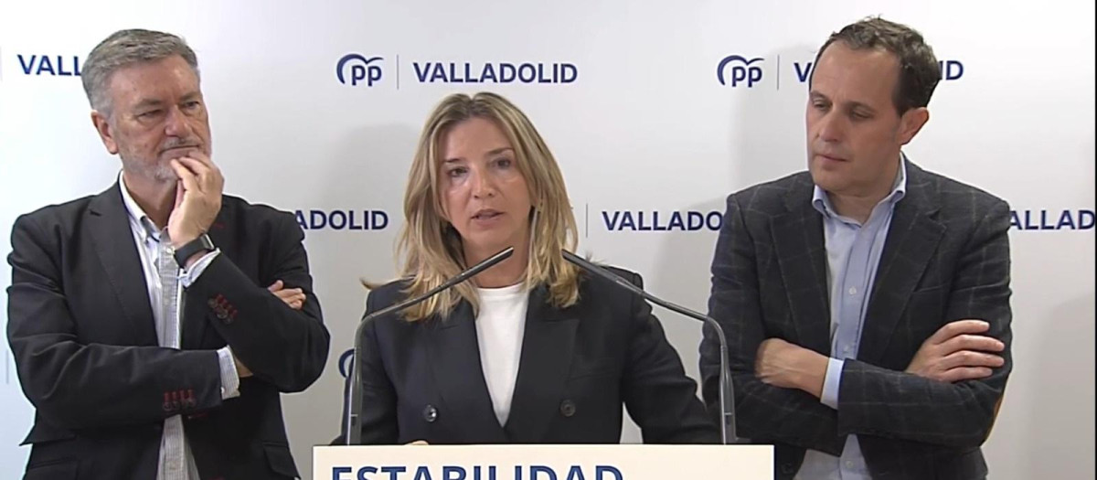 La portavoz del PP en el Senado, Alicia García, con el secretario general del partido en Castilla y León, Francisco Vázquez, y el presidente del partido en Valladolid, Conrado Íscar.

Sebastián Hipperdinger / Europa Press
26/4/2025