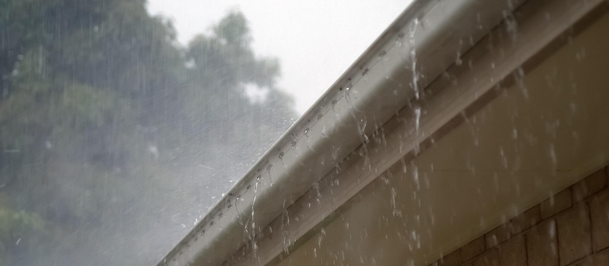 La lluvia cae sobre un tejado