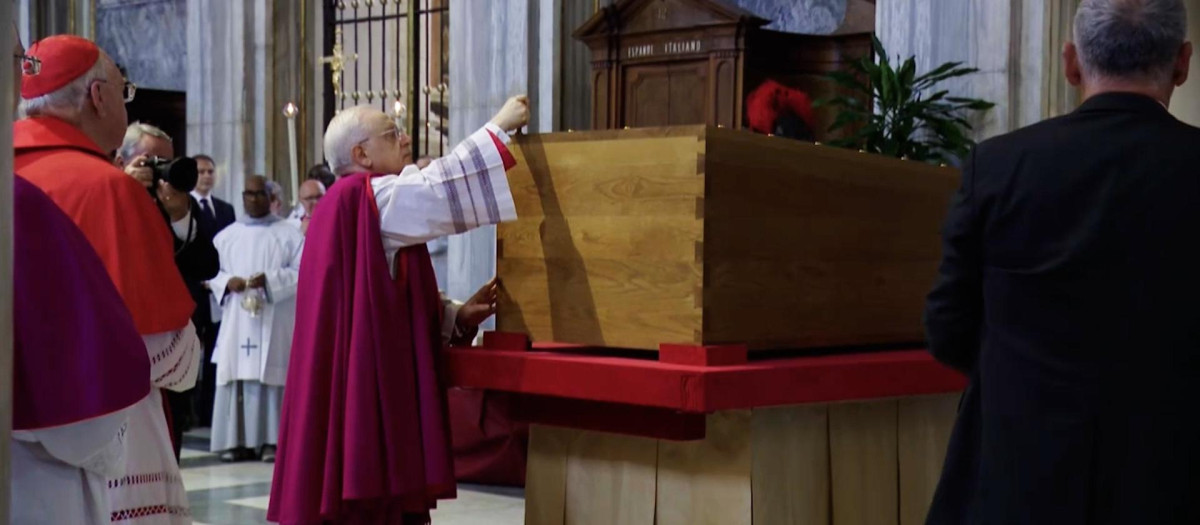 Así ha sido el momento de la inhumación del féretro de Francisco