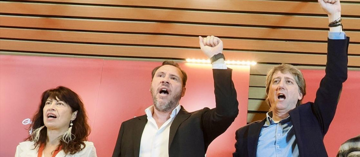 Óscar Puente (izquierda) y el secretario general del PSOECyL, Carlos Martínez (a su lado), cantan La Internacional en la clausura del Congreso Provincial del PSOE de Valladolid.