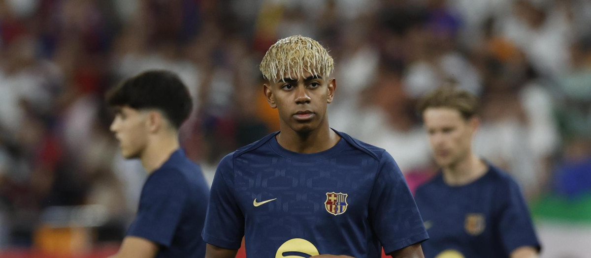 Lamine Yamal, durante el calentamiento previo al encuentro correspondiente a la final de la Copa del Rey