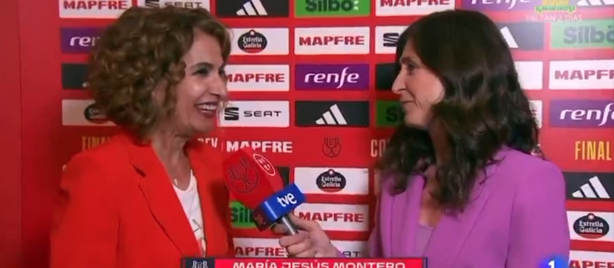 TVE entrevista a la secretaria general del PSOE Andalucía, María Jesús Montero, en el descanso de la final de la Copa del Rey