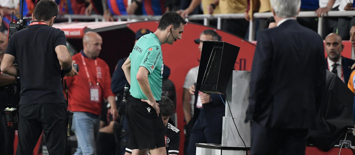 De Burgos Bengoetxea revisa en el VAR el penalti que señaló a favor del Barça en el minuto 90