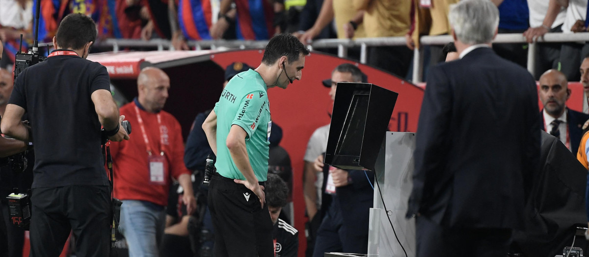 De Burgos Bengoetxea revisa en el VAR el penalti que señaló a favor del Barça en el minuto 90
