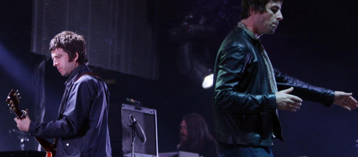 Noel, a la izquierda, y Liam Gallagher actuando en 2008. Se separaron un año después
