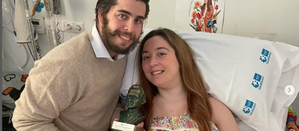 Belén Domínguez posa con el premio Ángel Herrera