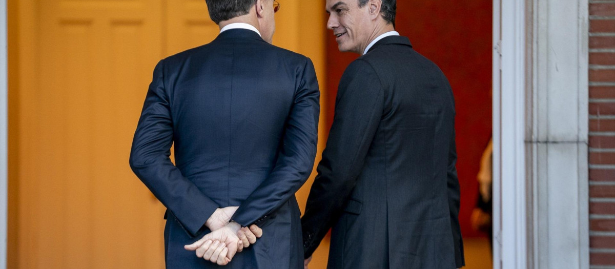 El presidente del Gobierno, Pedro Sánchez (d), recibe al secretario general de la OTAN, Mark Rutte (i), en el Complejo de la Moncloa, a 27 de enero de 2025