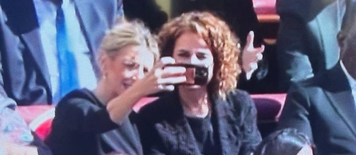 Yolanda Díaz y María Jesús Montero en el momento del selfi