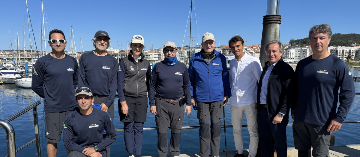 Desde la izqda.: Alberto Viejo, Ricardo Lorenzo, Jane Abascal, Doña Elena, Pedro Campos, Don Juan Carlos, Jordi Xammar, Sito Pons y Roi Álvarez. © RCNS