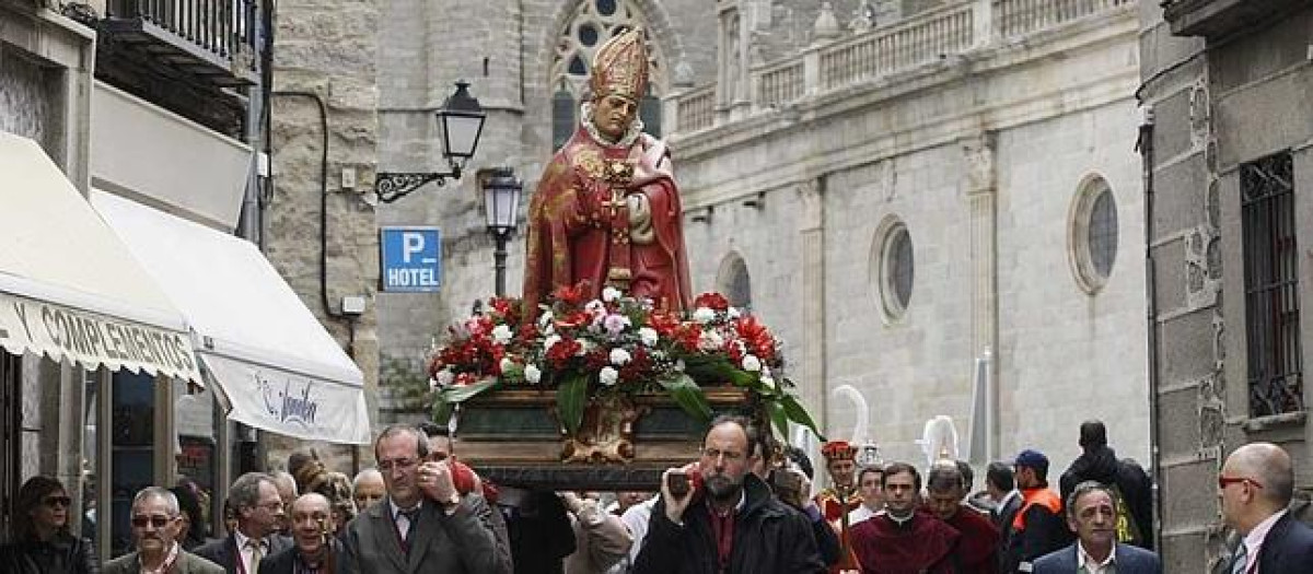 Procesión en Ávila con la imagen de san Segundo