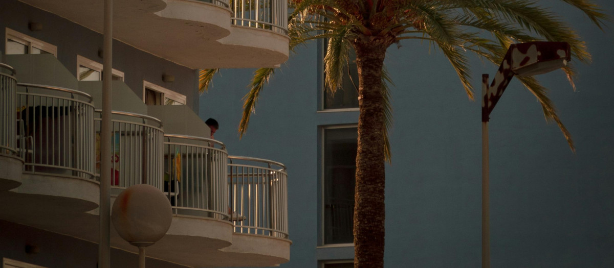 Un edificio de apartamentos