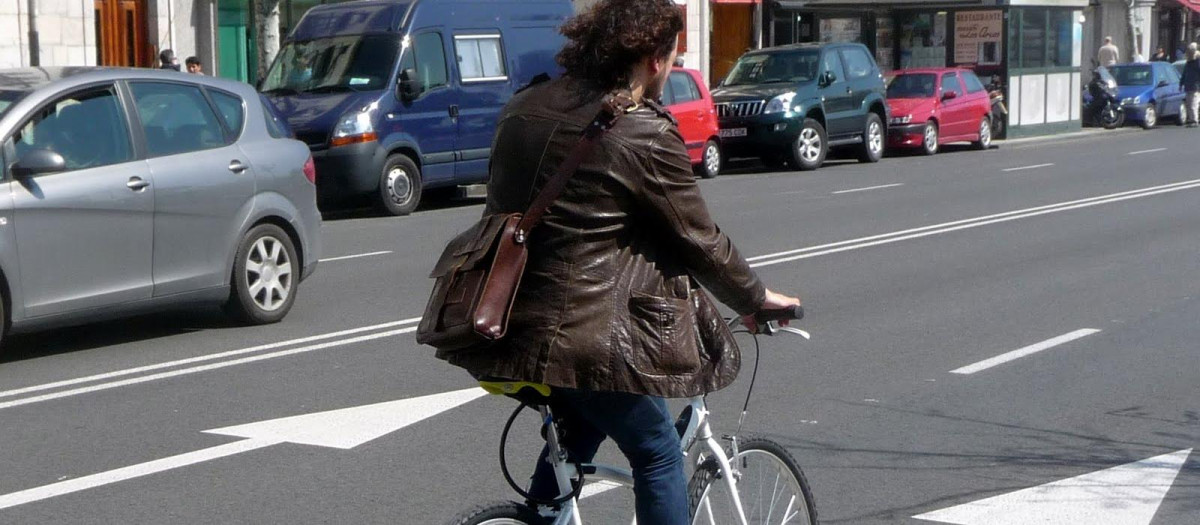 Un ciclista circulando por la calzada