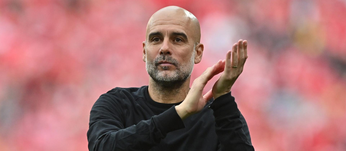 Pep Guardiola celebra el pase a la final con los aficionados del Manchester City