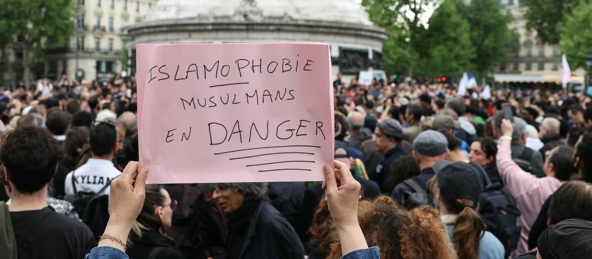 Un manifestante sostiene un cartel con la leyenda «Islamofobia, musulmanes en peligro» durante una concentración