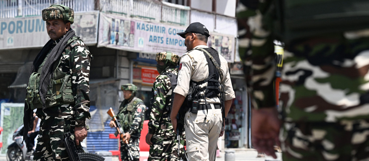 Soldados paramilitares indios montan guardia en un mercado de Srinagar el 28 de abril de 2025