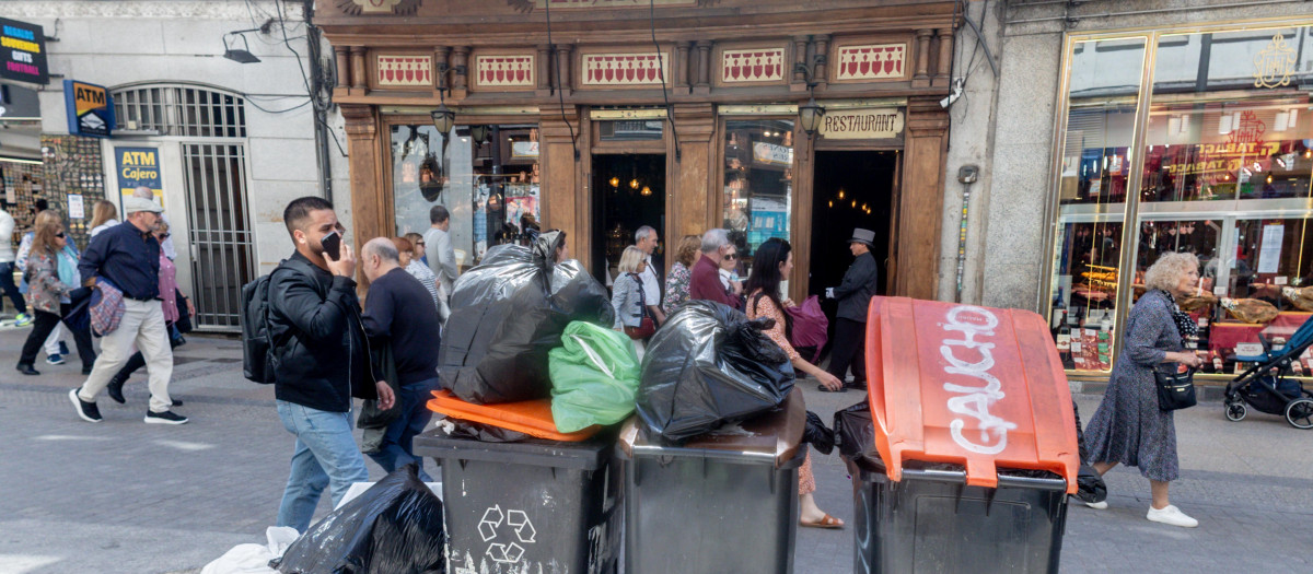 Aglutinación de basura en el centro de la ciudad, a 24 de abril de 2025