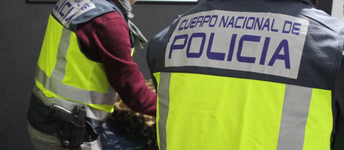 Imagen de recurso de dos agentes de la Policía Nacional