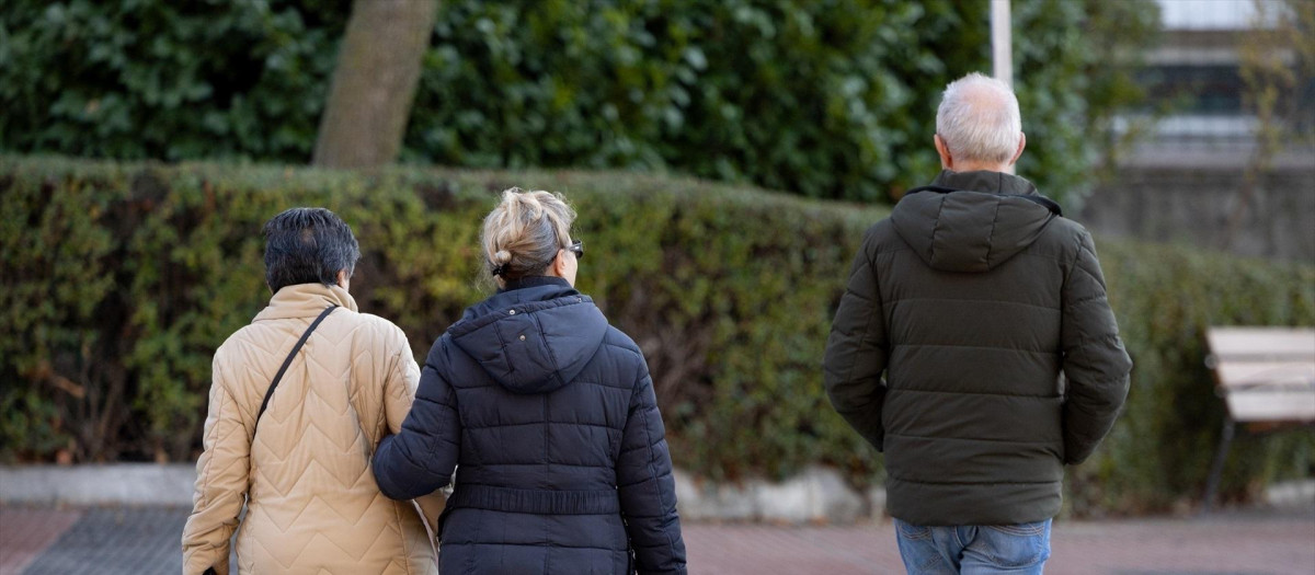 Pensionistas paseando.