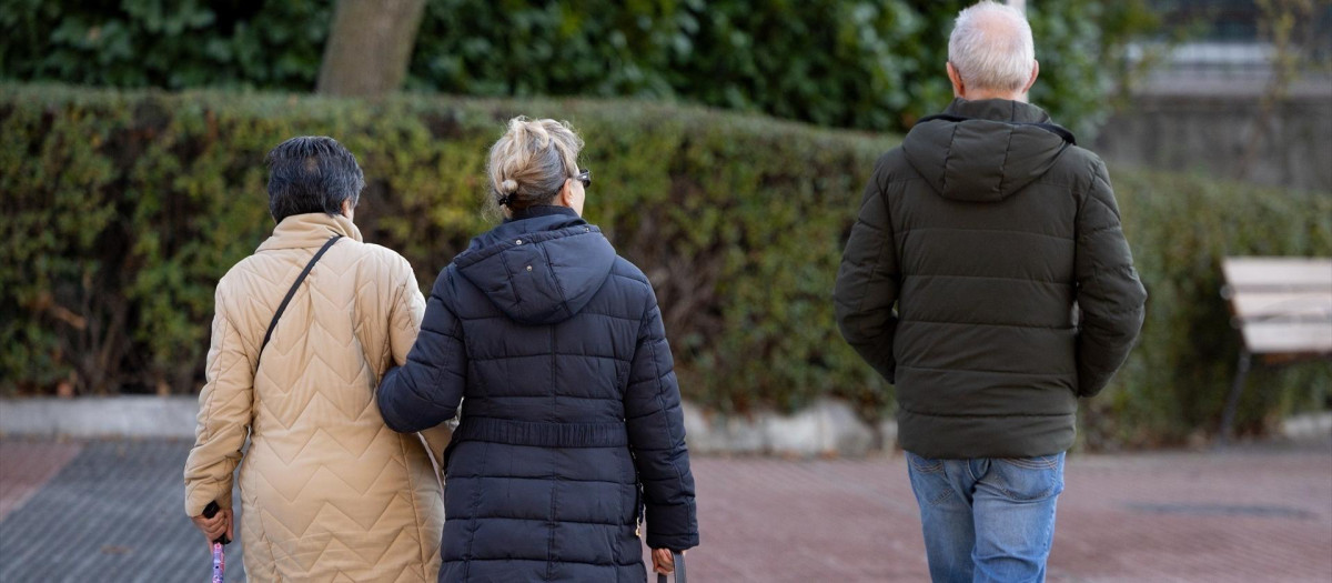Pensionistas paseando.