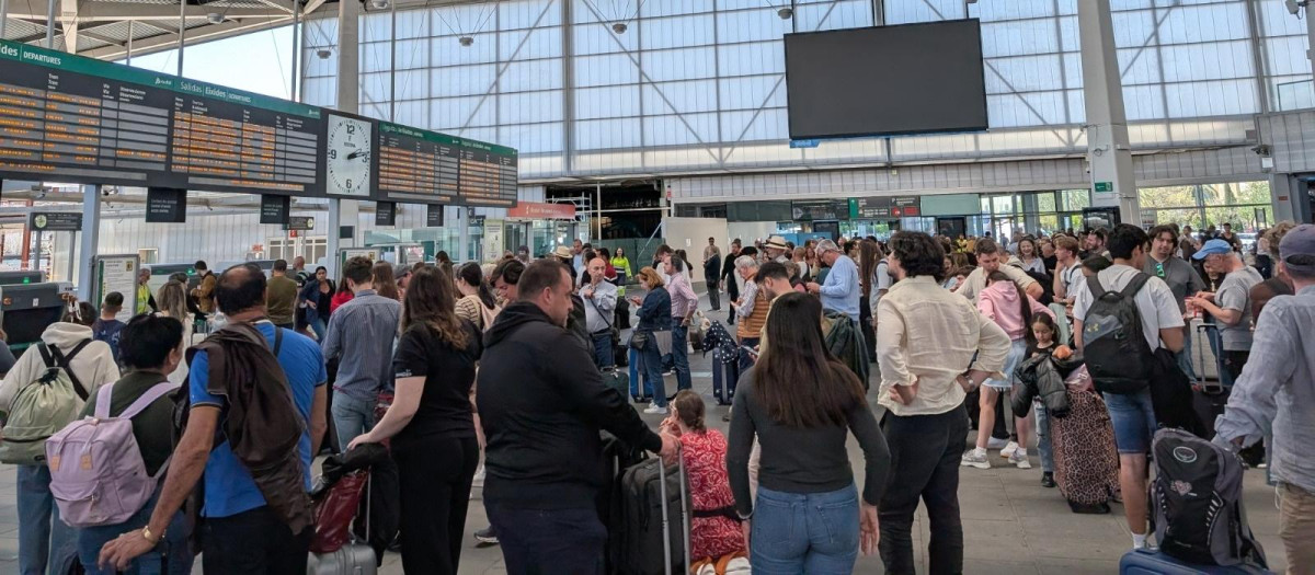 Imágenes de viajeros afectados por el apagón eléctrico en la estación de tren Joaquín Sorolla, en Valencia