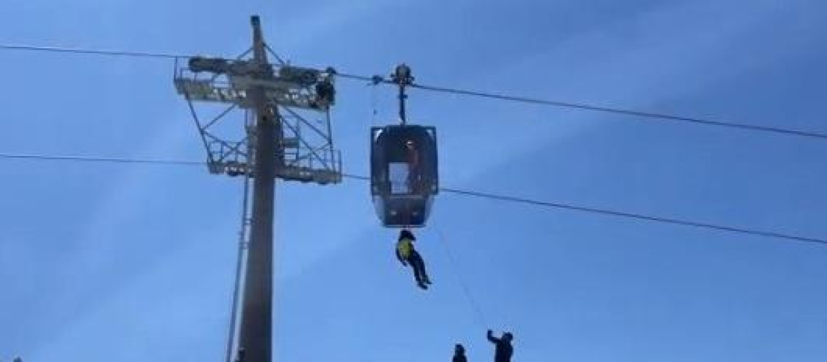 Efectivos realizando las acciones de rescate en la telecabina a causa del apagón.
REMITIDA / HANDOUT por CETURSA
Fotografía remitida a medios de comunicación exclusivamente para ilustrar la noticia a la que hace referencia la imagen, y citando la procedencia de la imagen en la firma
28/4/2025