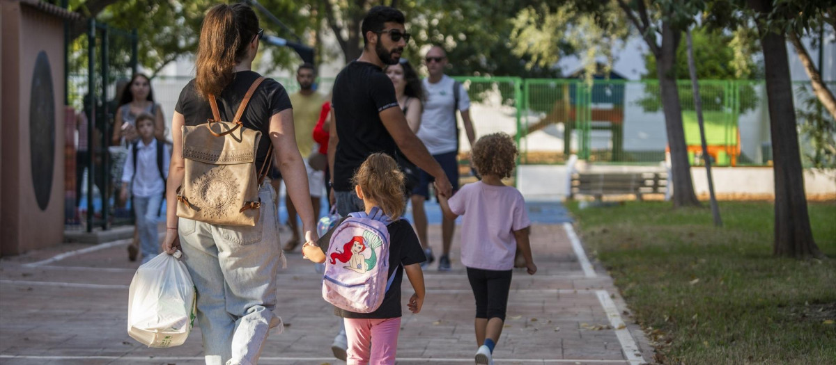 Varios niño sen el CEIP El Constitución en Quart de Poblet, Valencia