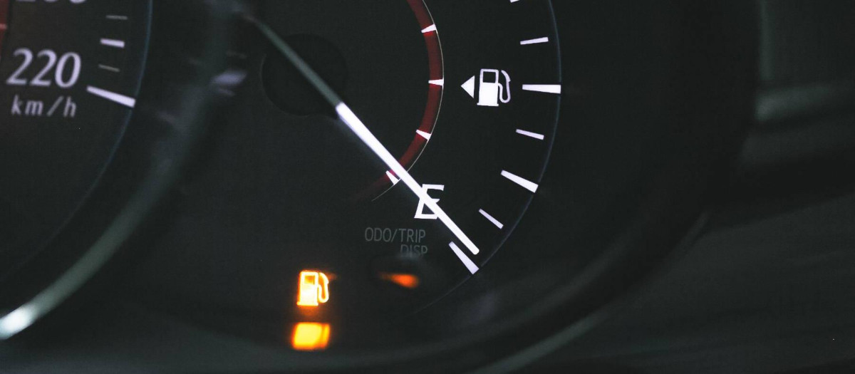 Indicador gasolina de un coche que ha entrado en la reserva