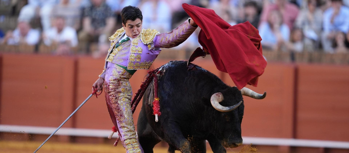 El torero Marcos Pérez durante la tercera corrida de abono, a 28 de abril de 2025 en Sevilla