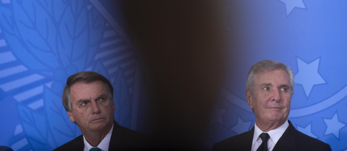 Fernando Collor /(derecha) junto al expresidente Jair Bolsonaro en una imagen de 2022