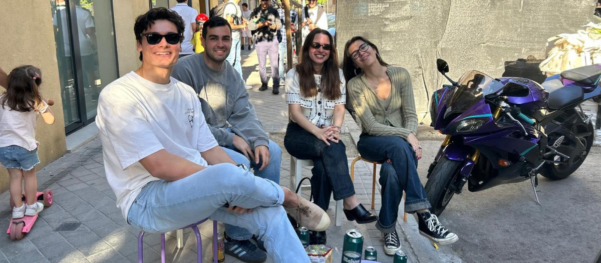 Varios jóvenes hacen botellón en la calle de Donoso Cortés durante el apagón